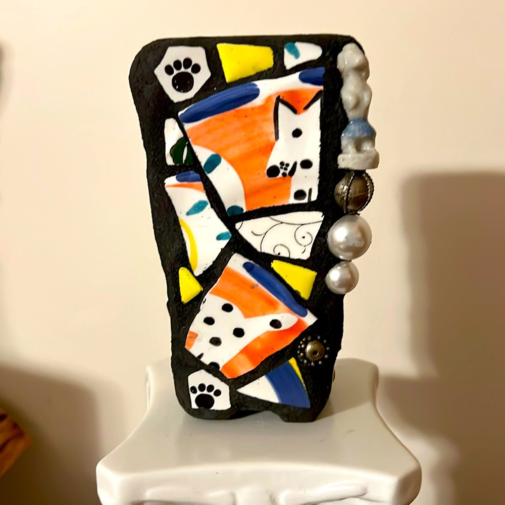 Local artist. 🧑‍🎨 Pencil Holder. Beauty with the Dog prints and Gem Stones.